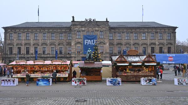 Erlanger Weihnachtszauber heißt in der Corona-Zeit der Ersatz für die beliebte Erlanger Waldweihnacht. Auf dem Schlossplatz stehen im Winter 2020 rund 20 Buden. Auch der Ehrenamtsstand ist wieder mit dabei.