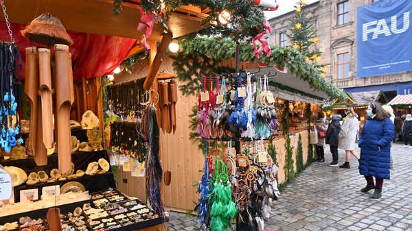 Erlanger Weihnachtszauber heißt in der Corona-Zeit der Ersatz für die beliebte Erlanger Waldweihnacht. Auf dem Schlossplatz stehen im Winter 2020 rund 20 Buden. Auch der Ehrenamtsstand ist wieder mit dabei.
