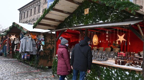 Erlanger Weihnachtszauber heißt in der Corona-Zeit der Ersatz für die beliebte Erlanger Waldweihnacht. Auf dem Schlossplatz stehen im Winter 2020 rund 20 Buden. Auch der Ehrenamtsstand ist wieder mit dabei.