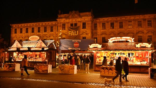 Erlanger Weihnachtszauber heißt in der Corona-Zeit der Ersatz für die beliebte Erlanger Waldweihnacht. Auf dem Schlossplatz stehen im Winter 2020 rund 20 Buden. Auch der Ehrenamtsstand ist wieder mit dabei.
