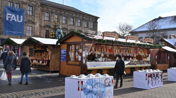 Erlanger Weihnachtszauber heißt in der Corona-Zeit der Ersatz für die beliebte Erlanger Waldweihnacht. Auf dem Schlossplatz stehen im Winter 2020 rund 20 Buden. Auch der Ehrenamtsstand ist wieder mit dabei.