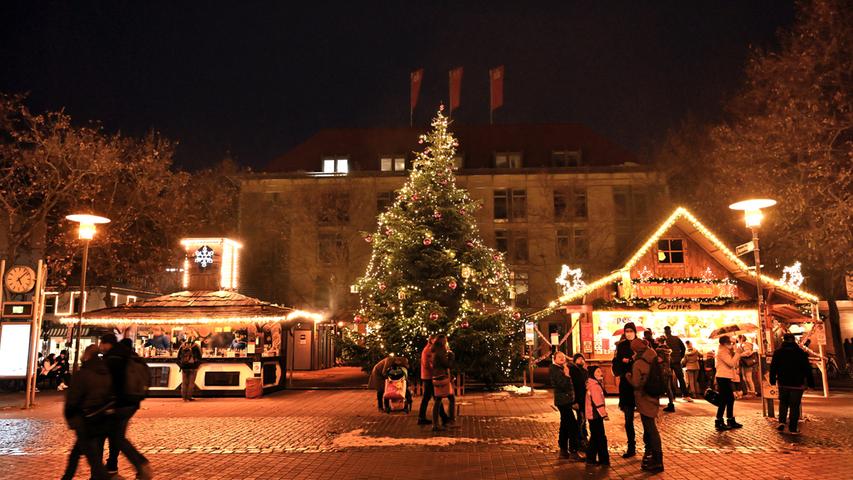 Erlanger Weihnachtszauber heißt in der Corona-Zeit der Ersatz für die beliebte Erlanger Waldweihnacht. Auf dem Schlossplatz stehen im Winter 2020 rund 20 Buden. Auch der Ehrenamtsstand ist wieder mit dabei.