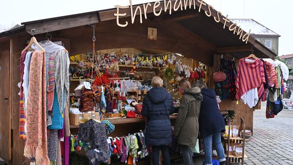 Erlanger Weihnachtszauber heißt in der Corona-Zeit der Ersatz für die beliebte Erlanger Waldweihnacht. Auf dem Schlossplatz stehen im Winter 2020 rund 20 Buden. Auch der Ehrenamtsstand ist wieder mit dabei.