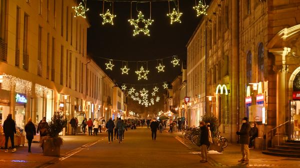 Erlanger Weihnachtszauber heißt in der Corona-Zeit der Ersatz für die beliebte Erlanger Waldweihnacht. Auf dem Schlossplatz stehen im Winter 2020 rund 20 Buden. Auch der Ehrenamtsstand ist wieder mit dabei.