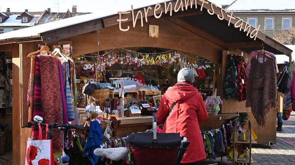 Erlanger Weihnachtszauber heißt in der Corona-Zeit der Ersatz für die beliebte Erlanger Waldweihnacht. Auf dem Schlossplatz stehen im Winter 2020 rund 20 Buden. Auch der Ehrenamtsstand ist wieder mit dabei.