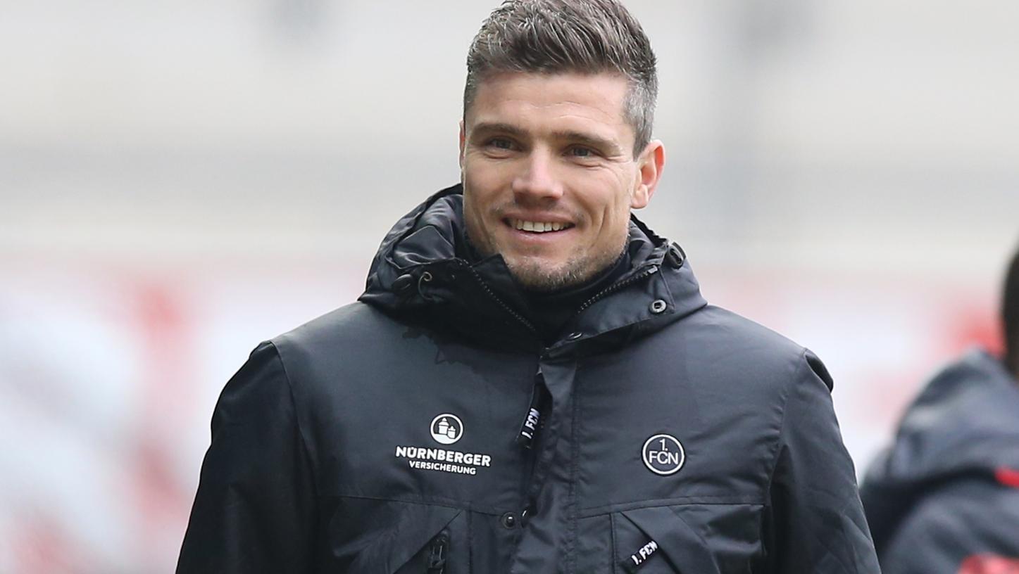 Lächeln vor dem Hamburg-Ausflug: Nürnbergs junger Trainer begegnet in der Hansestadt einem Trainer-Routinier.
Lächeln vor dem Hamburg-Ausflug: Nürnbergs junger Trainer begegnet in der Hansestadt einem Trainer-Routinier.