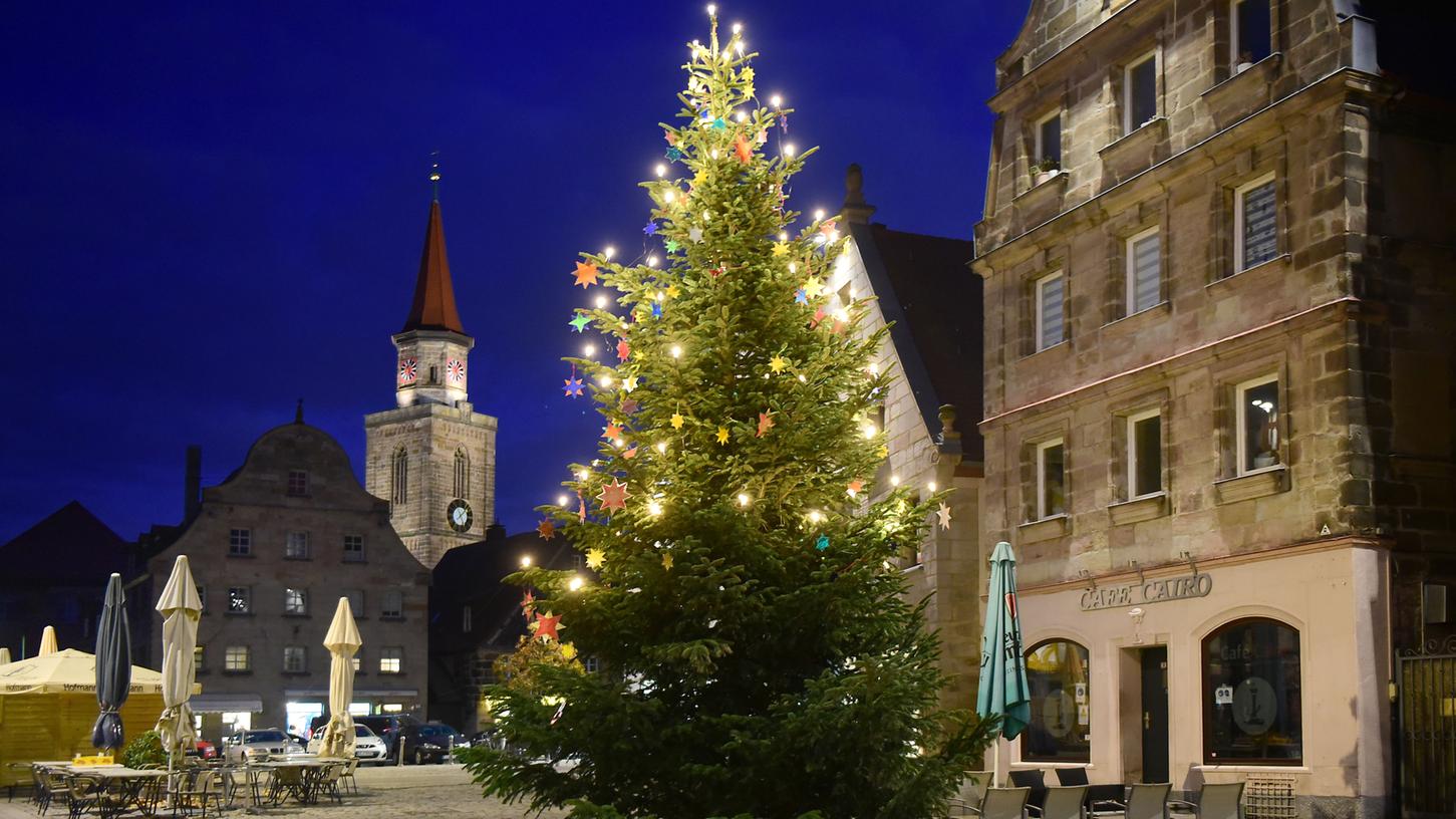 Der Weihnachtsbaum auf dem Marktplatz in Fürth. Im Städteranking der Wirtschaftswoche ist die Stadt zurückgefallen - wie auch Nürnberg und Erlangen.