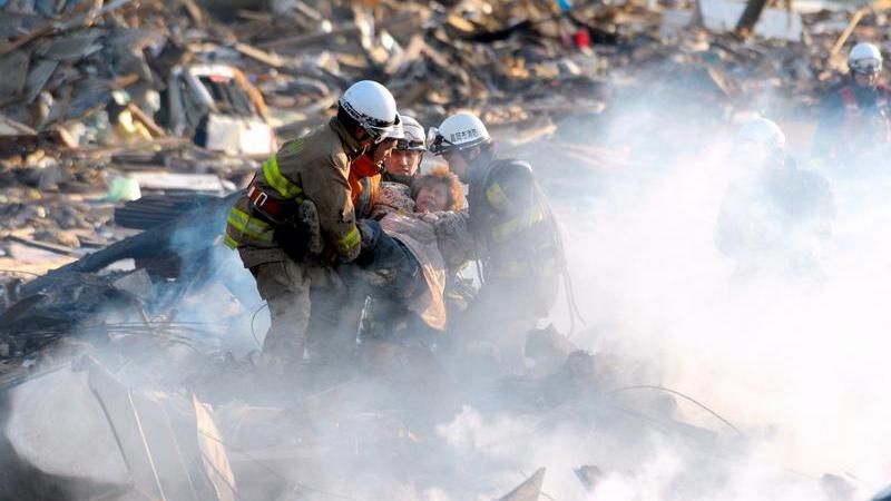 Rettungskräfte in Natori holen Überlebende aus den Trümmern: Die verwüstete Stadt liegt in der Katastrophenregion Miyagi, nahe dem Epizentrum des Bebens.