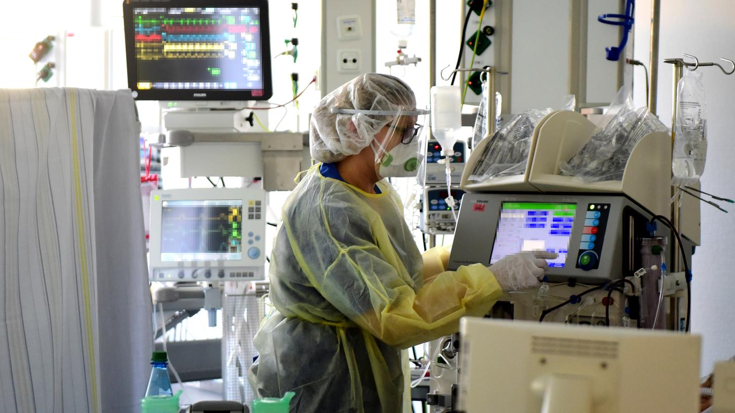 Überall in Franken arbeiten Krankenhäuser an der Belastungsgrenze. Dieses Foto zeigt die Intensivstation in Fürth, wo derzeit sieben Corona-Patienten beatmet werden müssen. 
