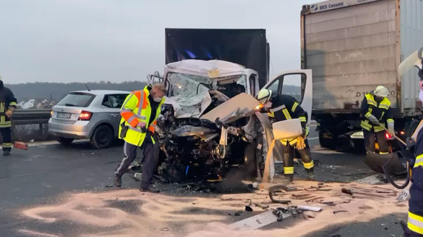 Der Kleinlaster wurde bei dem Unfall massiv beschädigt - der Fahrer nur leicht verletzt.
Der Kleinlaster wurde bei dem Unfall massiv beschädigt - der Fahrer nur leicht verletzt.