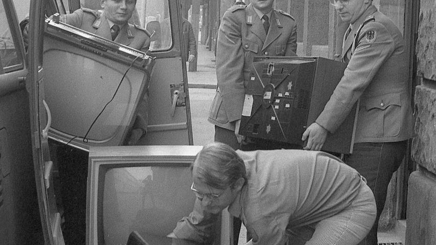 Wenn das kein Grund für Sonderurlaub ist! Drei Gefreite der Bundeswehr schleppten zehn Stunden lang Fernsehempfänger aus allen Stadtteilen zusammen. Hier geht zum Kalenderblatt vom 9. Dezember 1970: Licht und Leben in düsteren Buden.