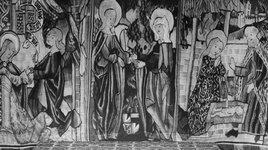 Dieser Wandteppich, der von einem Unbekannten aus der Sebalduskirche gestohlen worden war, wurde um 1450 von einer der ältesten Nürnberger Patrizierfamllien, den Hallers, für St. Sebald gestiftet. Hier geht es zum Kalenderblatt vom 10. Dezember 1970: Diebstahl in der Sebalduskirche.