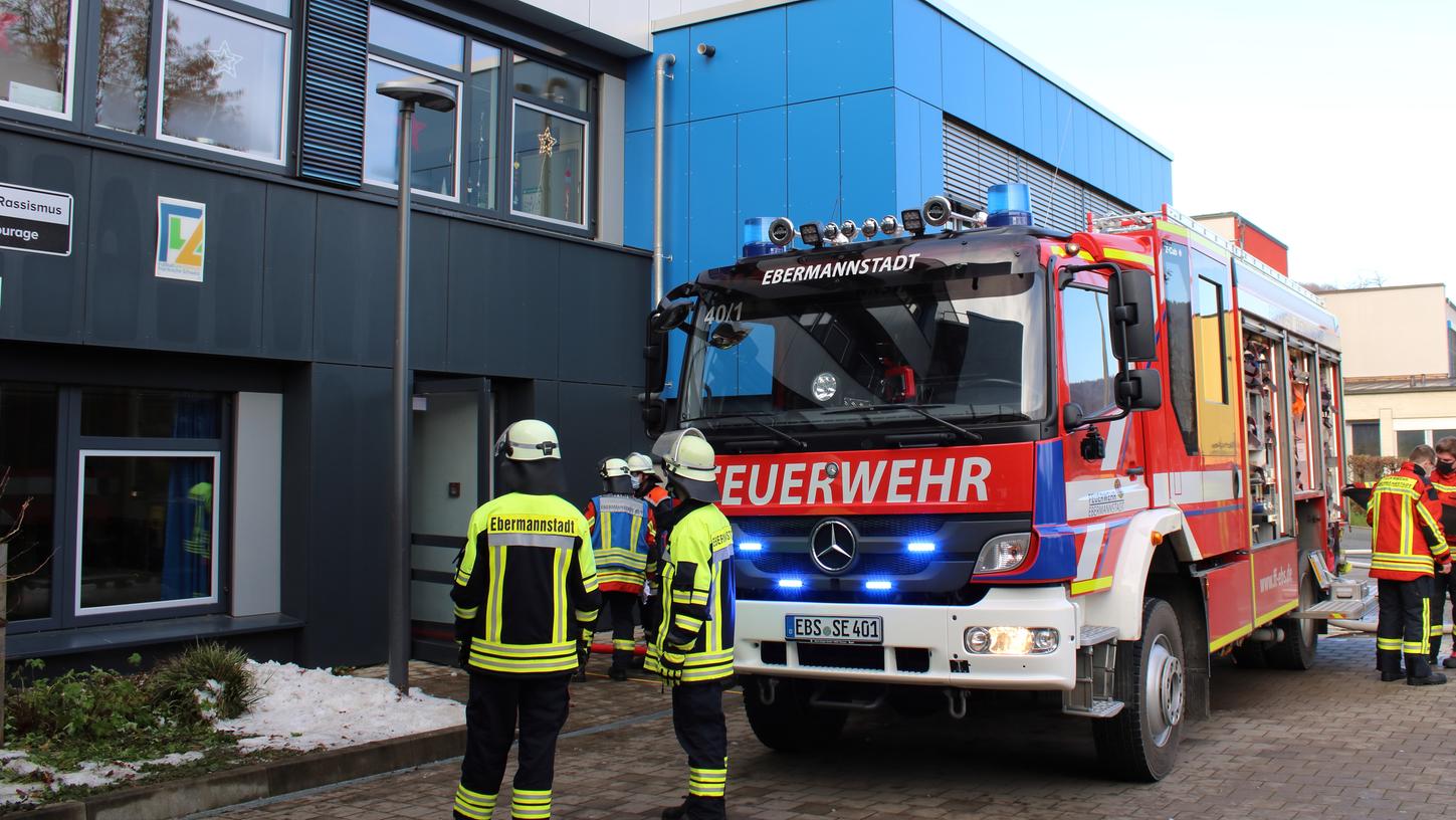 Feuerwehrleute vor dem GFS in Ebermannstadt. Die genau Brandursache ist noch nicht geklärt.