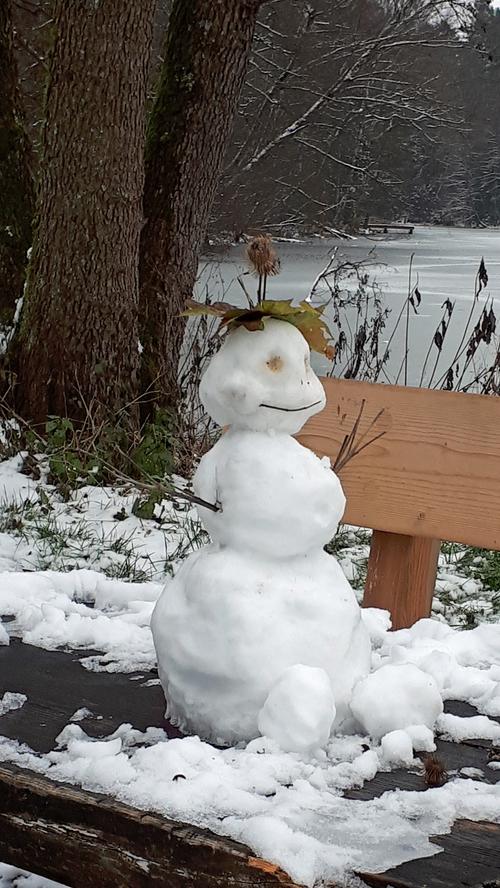Auch ein Schneemann braucht mal eine Pause - und verschnauft auf einer Bank im Wald bei Fischbach.