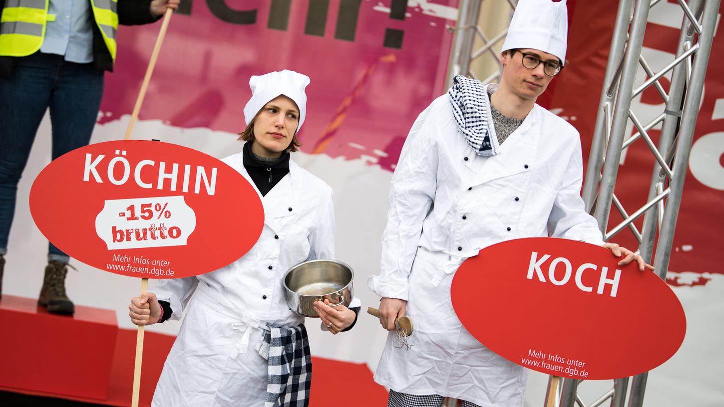 15 Prozent weniger Bruttogehalt für die Köchin? Das klingt unfair. Einkommensunterschiede zwischen Männern und Frauen werden in Deutschland nur langsam kleiner.
