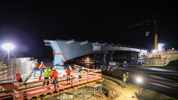 Einen Vorgeschmack auf das Kommende gab es schon mal Ende November 2020, als in der Nähe der Raststätte Steigerwald die erste neue Brücke über die Ausbaustrecke eingehoben wurde. Ausgebaut werden 2021 die Abschnitte zwischen Höchstadt-Ost und Erlangen-Frauenaurach in Richtung Nürnberg sowie zwischen Pommersfelden und Schlüsselfeld und zwischen Geiselwind und Wiesentheid in Richtung Würzburg. Dazu kommt ein kleiner Abschnitt beim Autobahnkreuz Biebelried. Im Jahr 2022 wird bei diesen Passagen jeweils die Gegenrichtung ausgebaut.