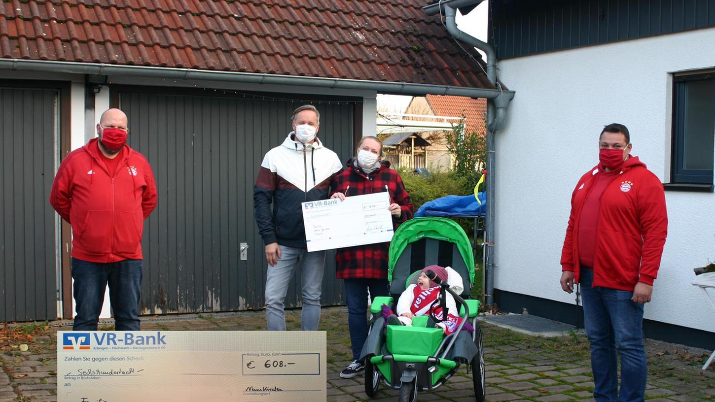 Die dreijährige Greta aus Dormitz und ihre Eltern mit den Vereinsvorständen des FC Bayern-Fanclub Schwabachtal Thomas Rehm und Armin Eimerich. Die dreijährige Greta aus Dormitz und ihre Eltern mit den Vereinsvorständen des FC Bayern-Fanclub Schwabachtal Thomas Rehm und Armin Eimerich.