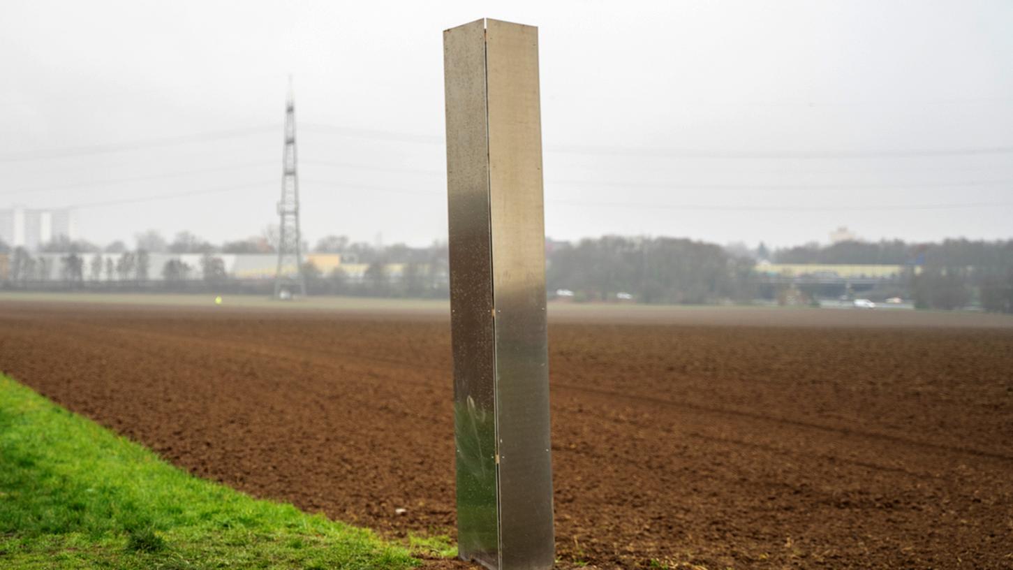  Ein Monolith aus Metall steht auf einem Feld in der hessischen Taunusgemeinde Sulzbach. Wer ihn da aus welchem Grund aufgestellt hat und ob es einen Zusammenhang mit den anderen Stelen weltweit gibt, ist unklar.