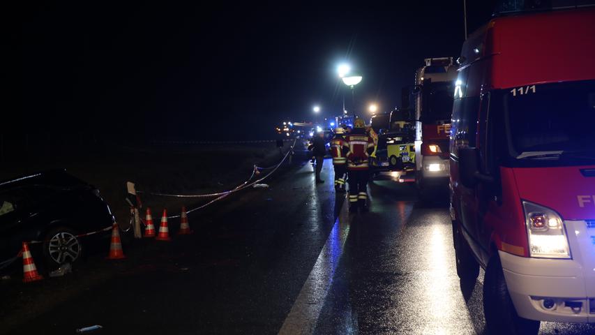 Auto fährt auf A6 in Unfallstelle: Zwei Polizisten tot