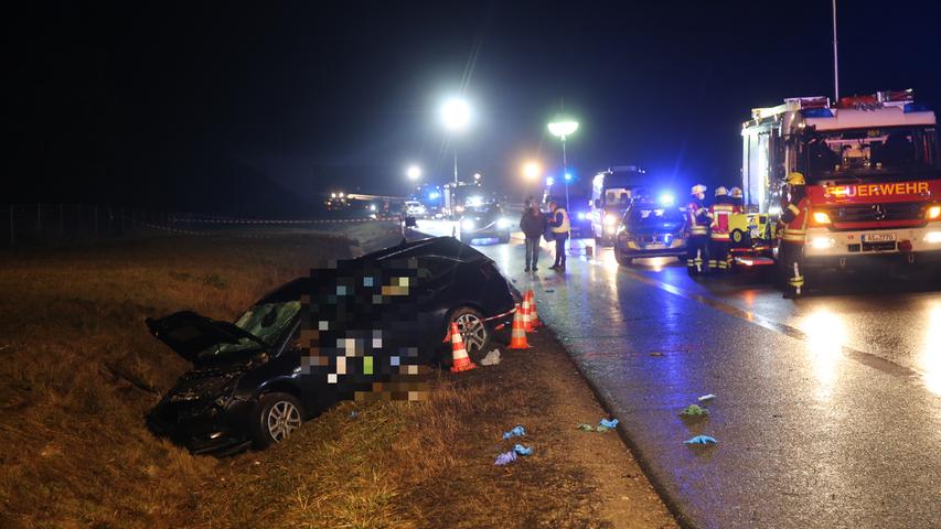 Auto fährt auf A6 in Unfallstelle: Zwei Polizisten tot