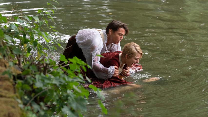 Die Geschwister Claudia Radtke (Sandra Borgmann) und Tobias Radtke (Marek Harloff) sind gerade am Proben eines Theaterstücks, als ihr Vater tot im Wasser entdeckt wird. 

