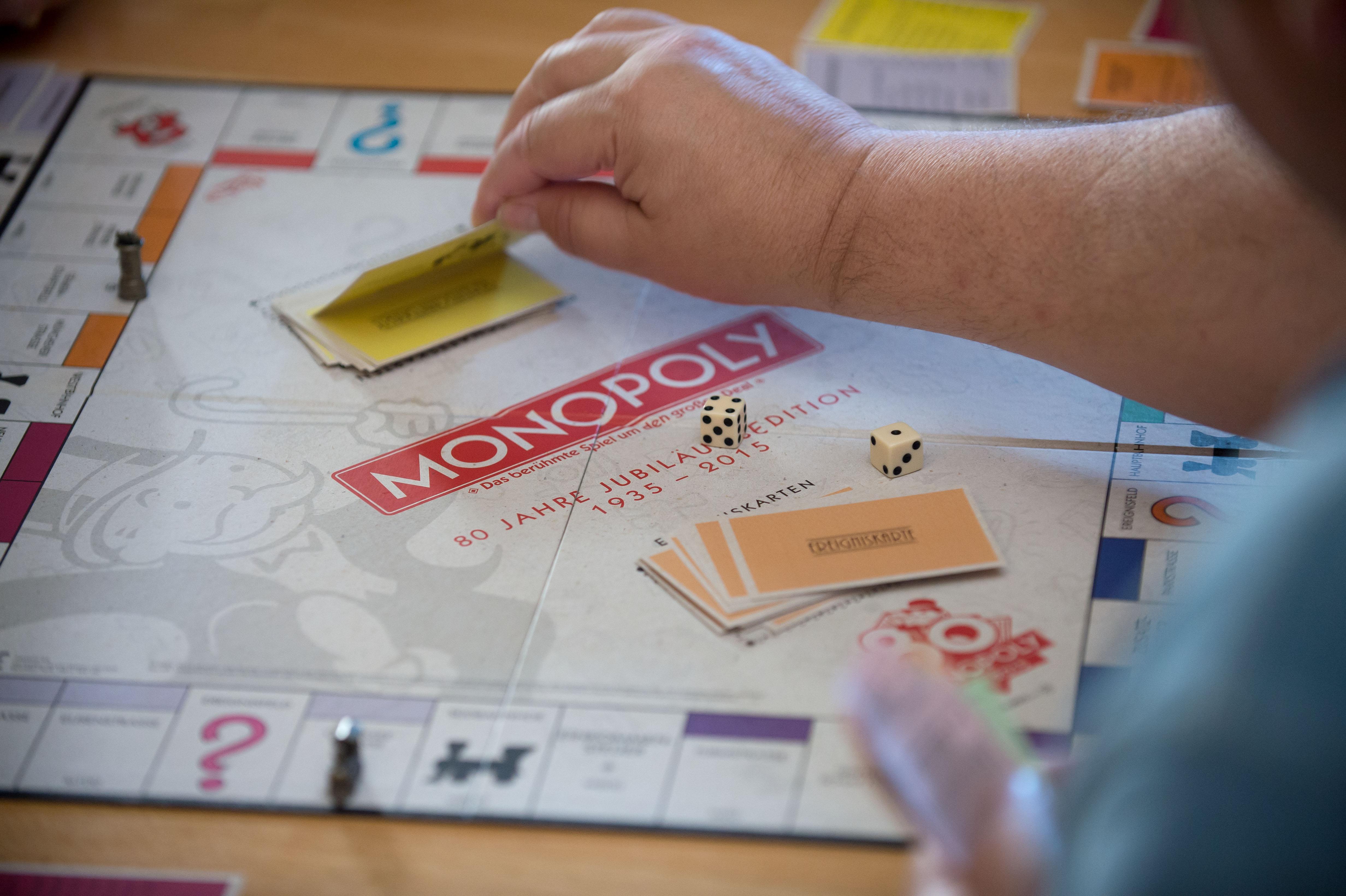 Soziale Marktwirtschaft? Nicht in Ihren eigenen vier Wänden! Nachdem Sie mit dem letzten Brett der alten Spielesammlung durch sind, greifen Sie zum kapitalen Klassiker der Gesellschaftsspiele und werden Monopolist. Ach, die arme kleine Amelie kann sich eine Übernachtung im Hotel auf der Schlossallee nicht mehr leisten? Pech für sie! Und Peanuts für den Papa. 