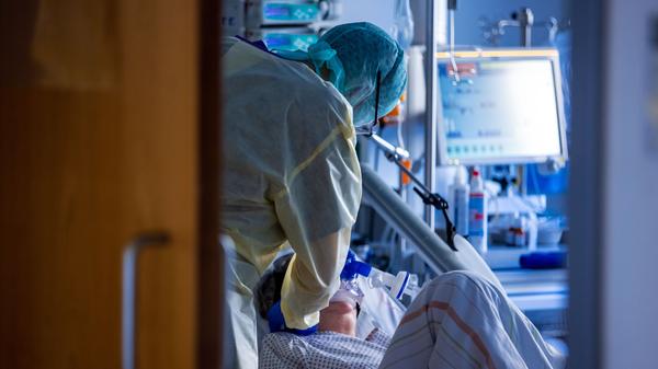 Die zweite Welle ist inzwischen voll angekommen. Viele Länder verzeichnen Höchstwerte bei den Neuinfektionen. In Deutschland infizieren sich Anfang November 2020 erstmals mehr als 20.000 Menschen am Tag neu mit dem Virus - so viele wie noch nie zuvor.