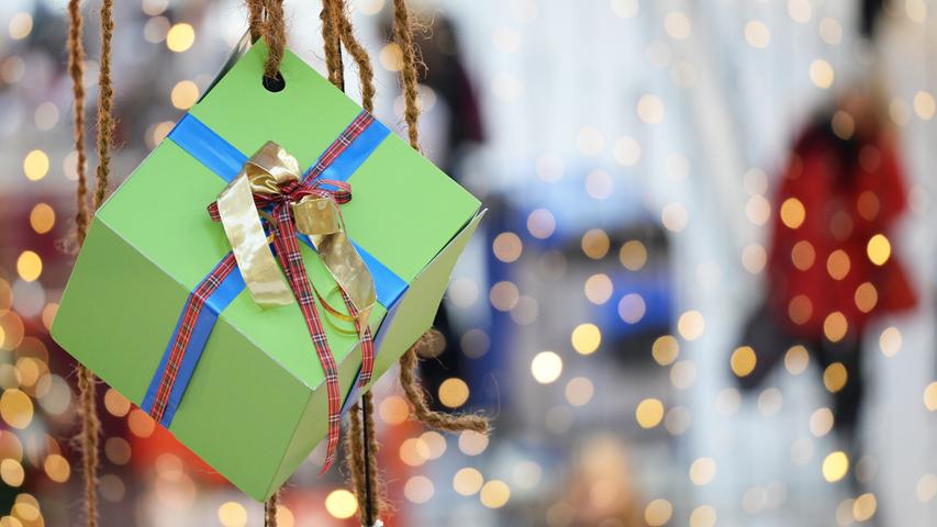 Mit Liebe verpackte Geschenke zaubern den Beschenkten bereits vor dem Auspacken ein Lächeln ins Gesicht. Schönes Geschenkpapier, Schleifen und Klebedekor sorgen außerdem für eine bunte Mischung unterm Weihnachtsbaum.