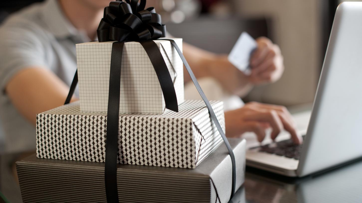 Online shoppen - und noch vor Weihnachten die Geschenke erhalten? Manche Händler verraten, ob das klappt.