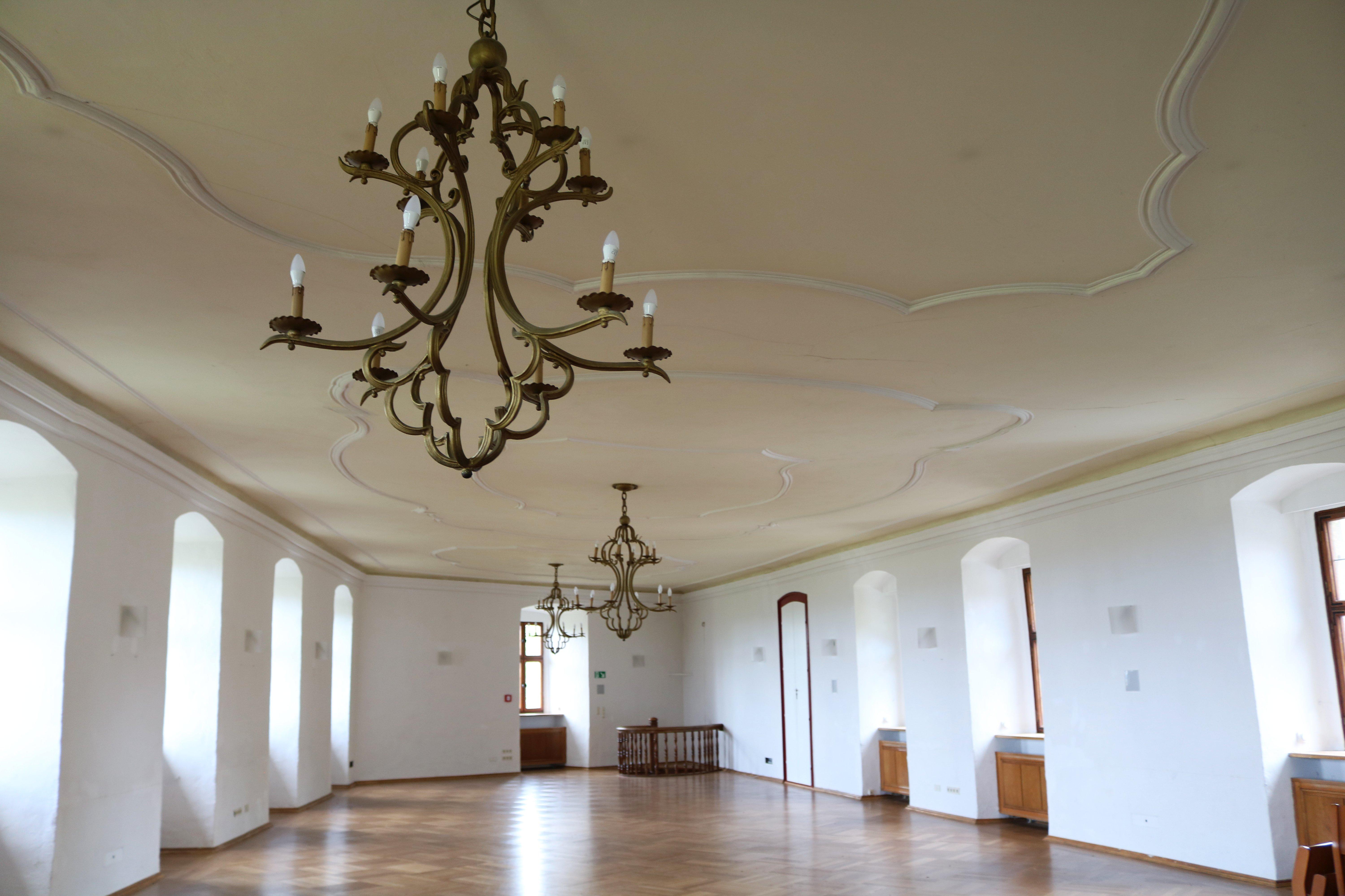 Der größte Seminarraum der Burg Hoheneck ist der Rittersaal.