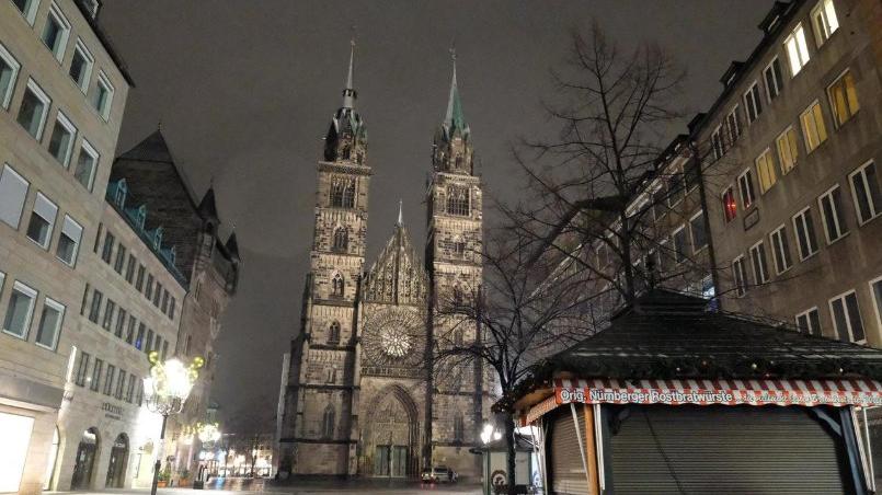 Nürnberg, eine Geisterstadt: Die Innenstadt war am Mittwoch ab 21 Uhr wegen der nächtlichen Ausgangssperre ohne Menschen. Foto: Roland Fengler  