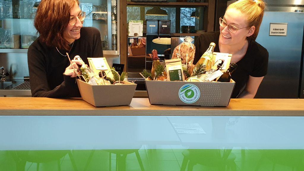 Die Kistla sind gepackt: Pia Keller und Christina Mark präsentieren sie. Die Kistla sind gepackt: Pia Keller und Christina Mark präsentieren sie.
