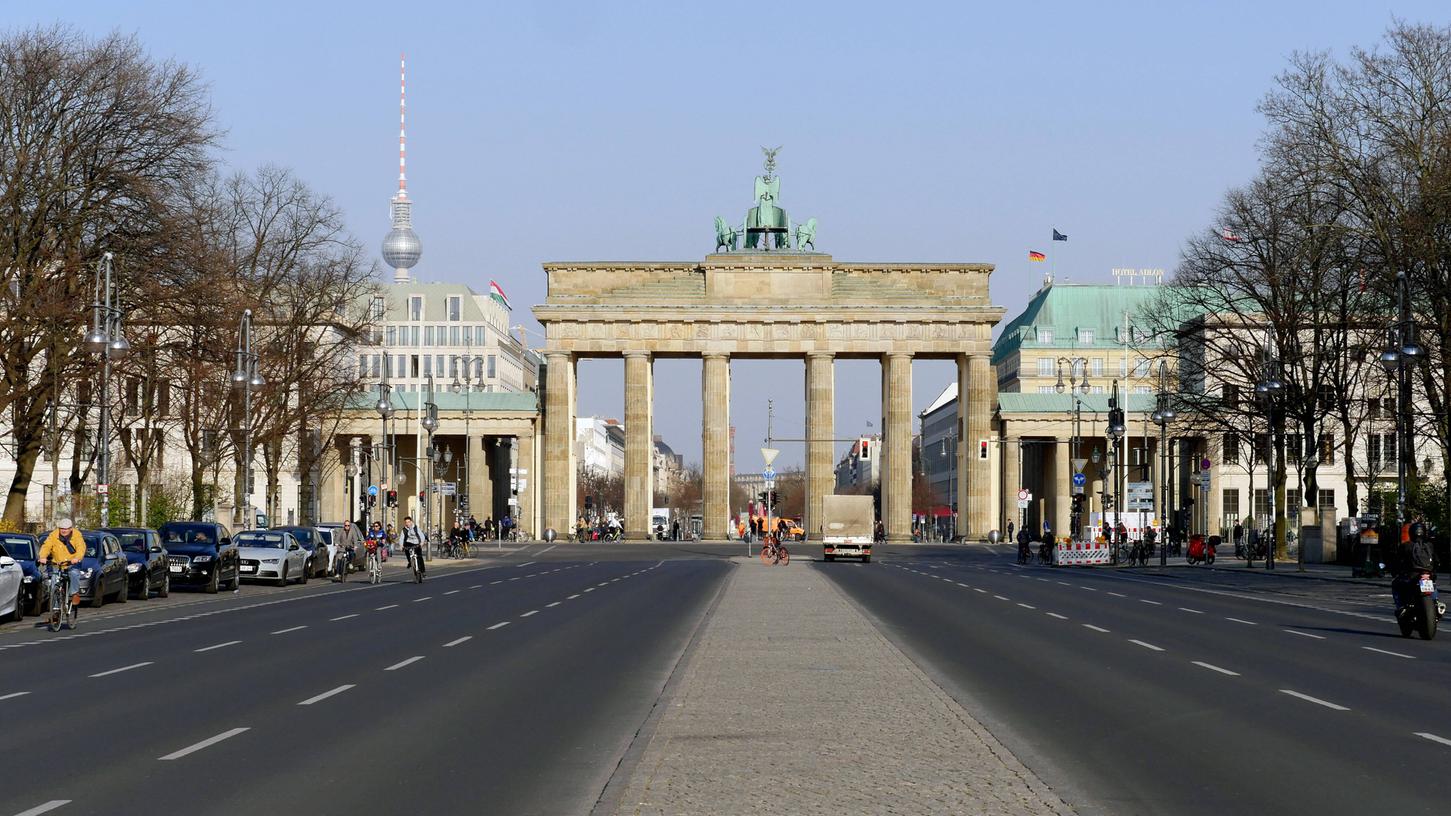 Rund um das Brandenburger Tor, das Wahrzeichen Berlins, ist es spürbar ruhiger geworden. 