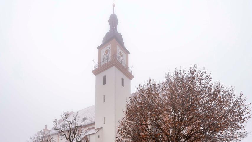 Die Hilpoltsteiner Pfarrkirche im winterlichen Nebel.