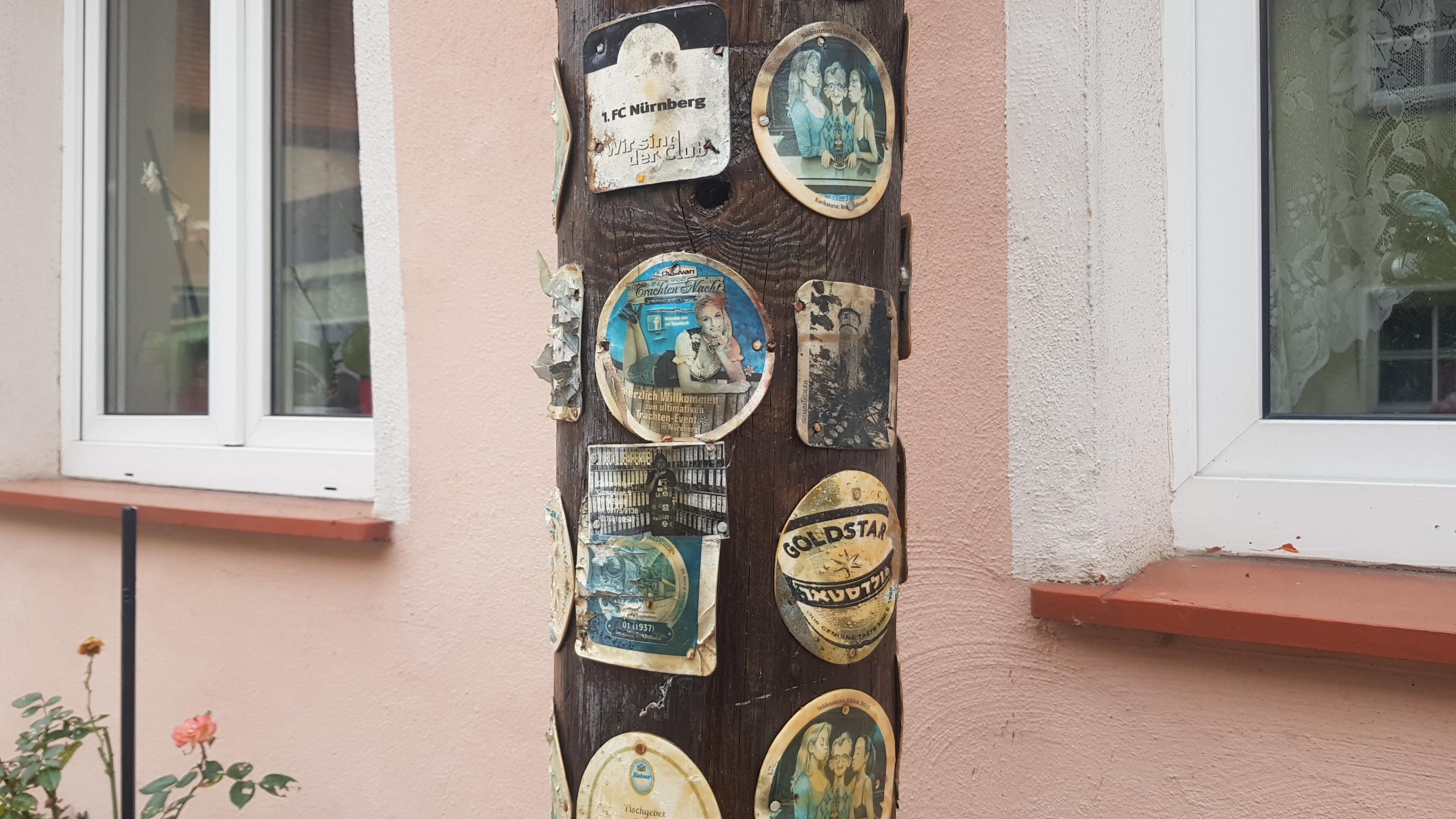 Kust und Bier: Eine Stele mit Bierdeckeln in der Gänsgasse.