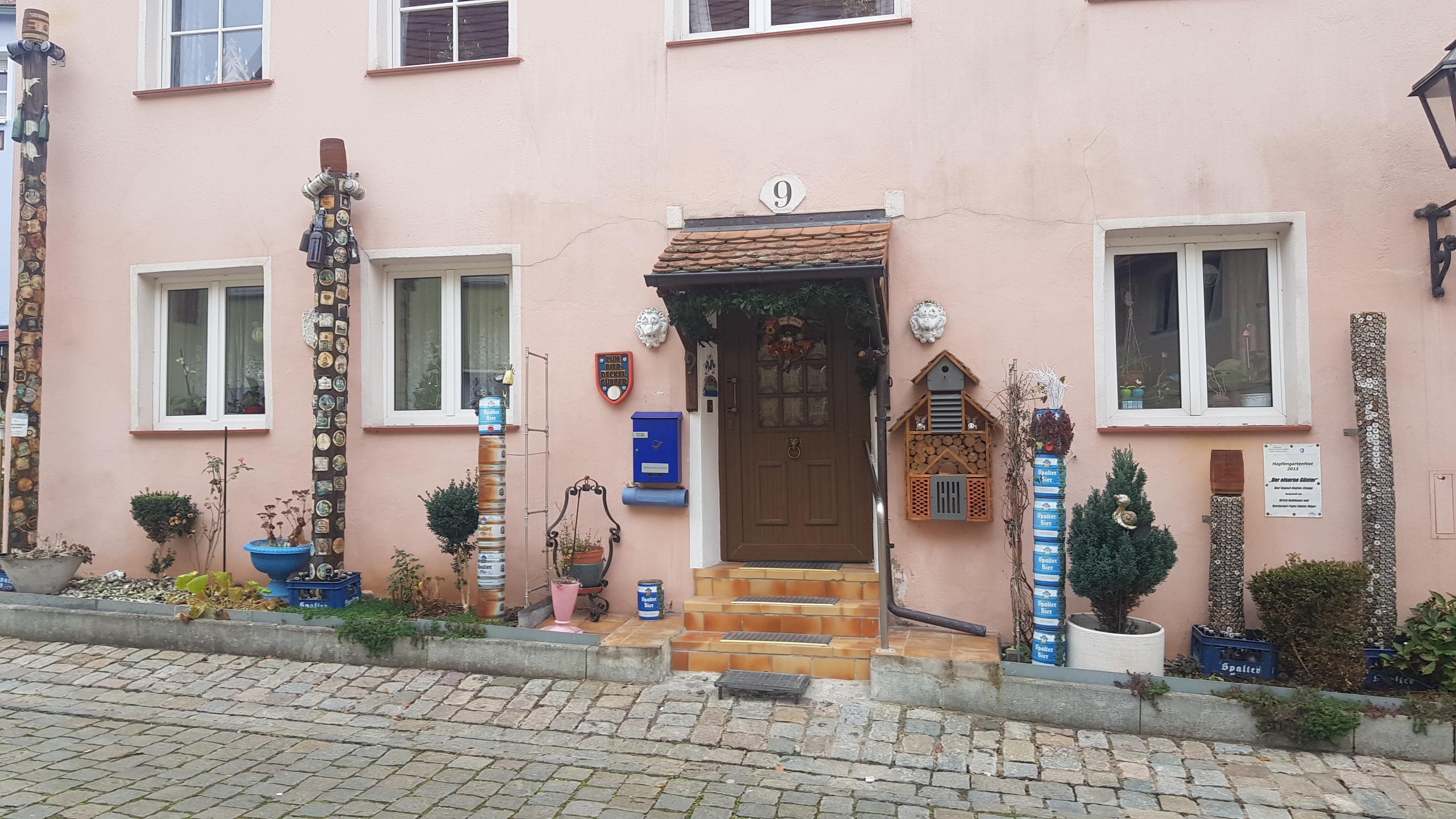 Hier bleibt jeder stehen: Das Haus von Günter Hilger, den man in Spalt als "Bierdeckel-Günter" kennt. Seine Sammlung umfasst über 35000 Exemplare.