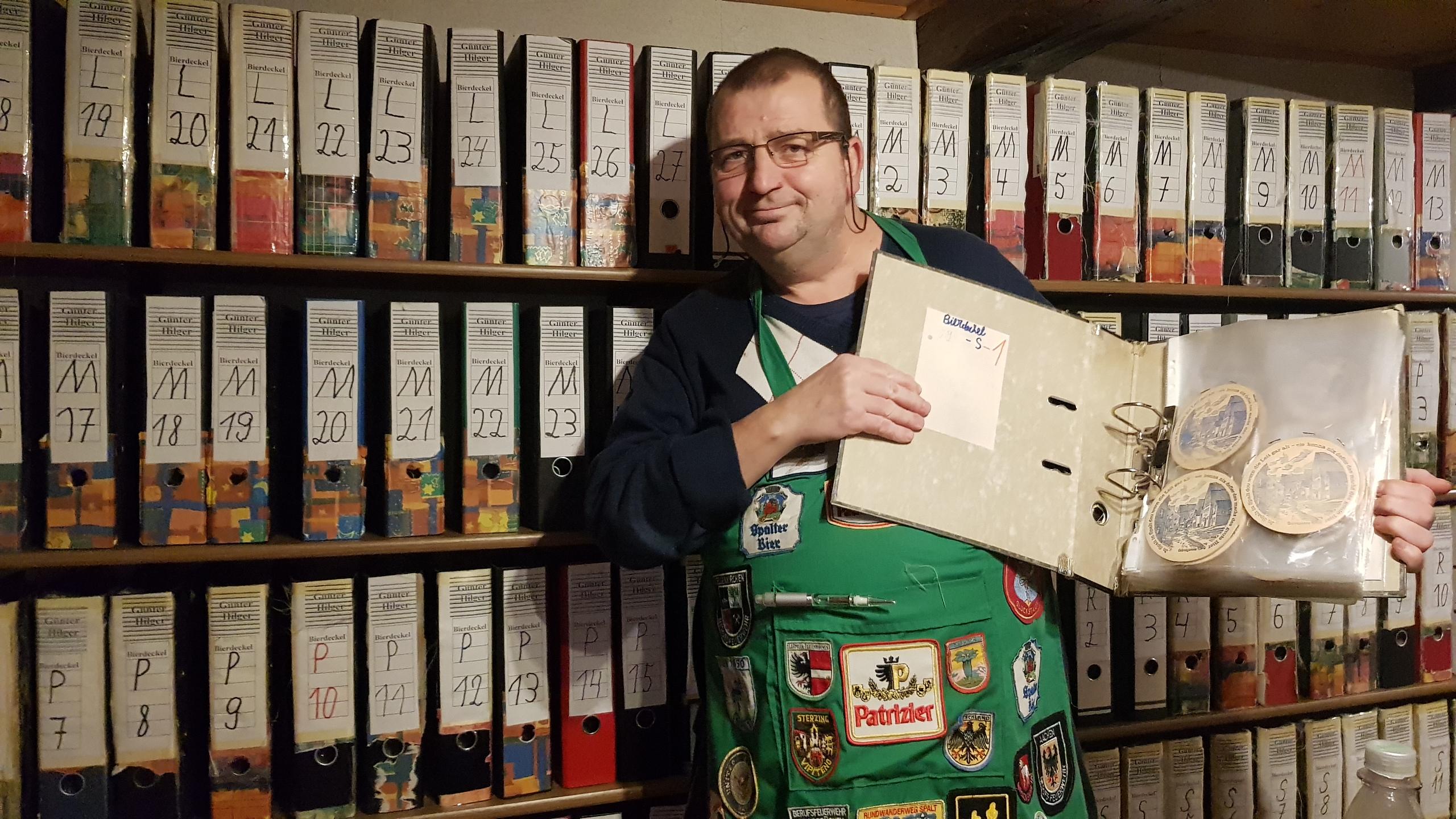Und das ist Günter Hilger. Er findet jeden der akribisch eingeordneten Bierdeckel sofort.