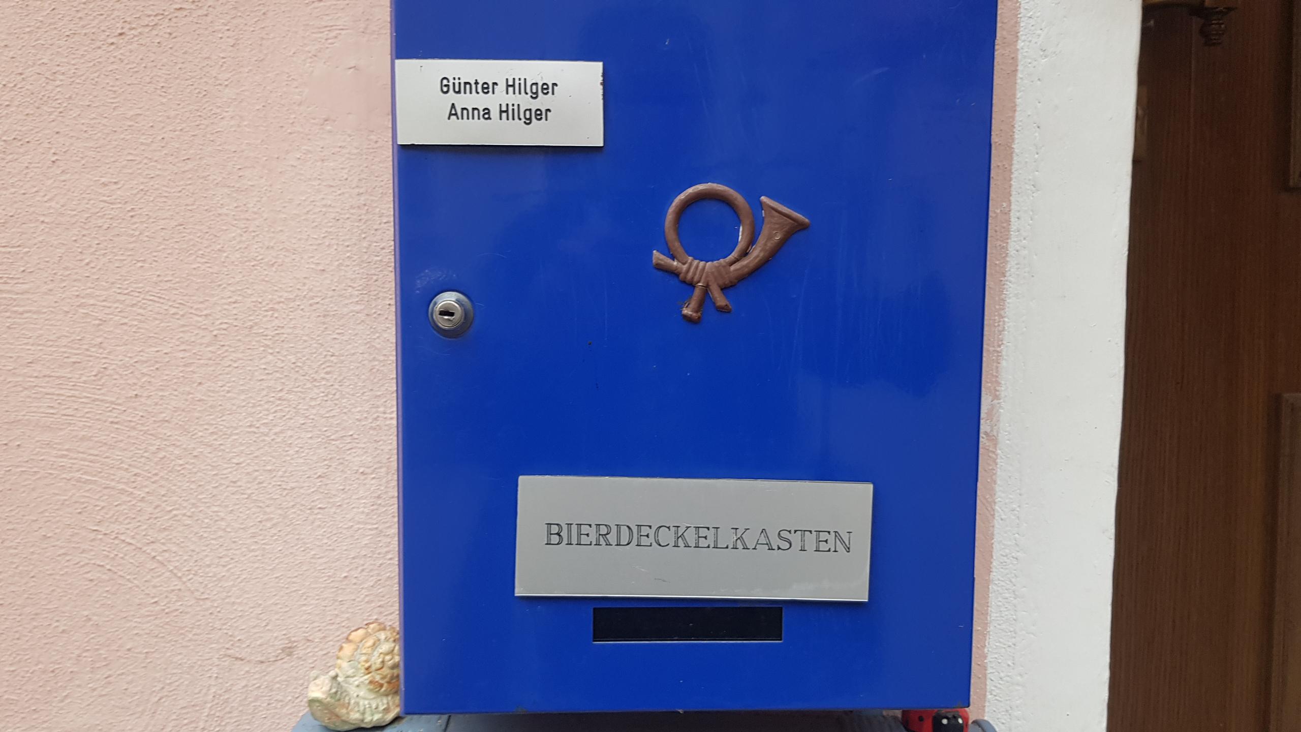 Der Bierdeckel-Briefkasten von Günter Hilger. Er freut sich über jeden neuen Deckel - einfach mitbringen und einwerfen. Besucher sind immer willkommen.