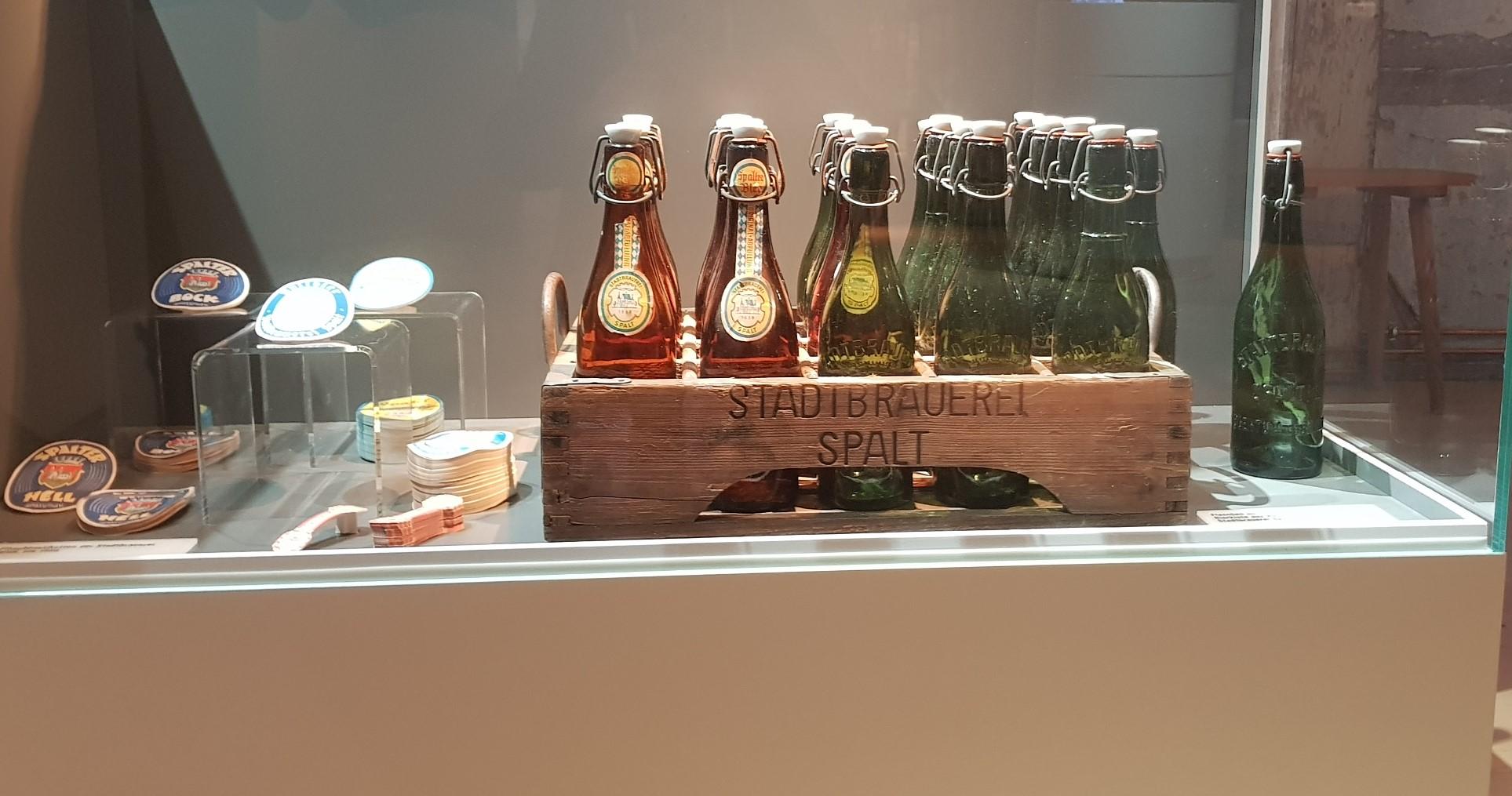 So sahen Bierkästen früher aus: Zu sehen im "HopfenBierGut", wo man alles über Hopfen und Bier lernen kann. 