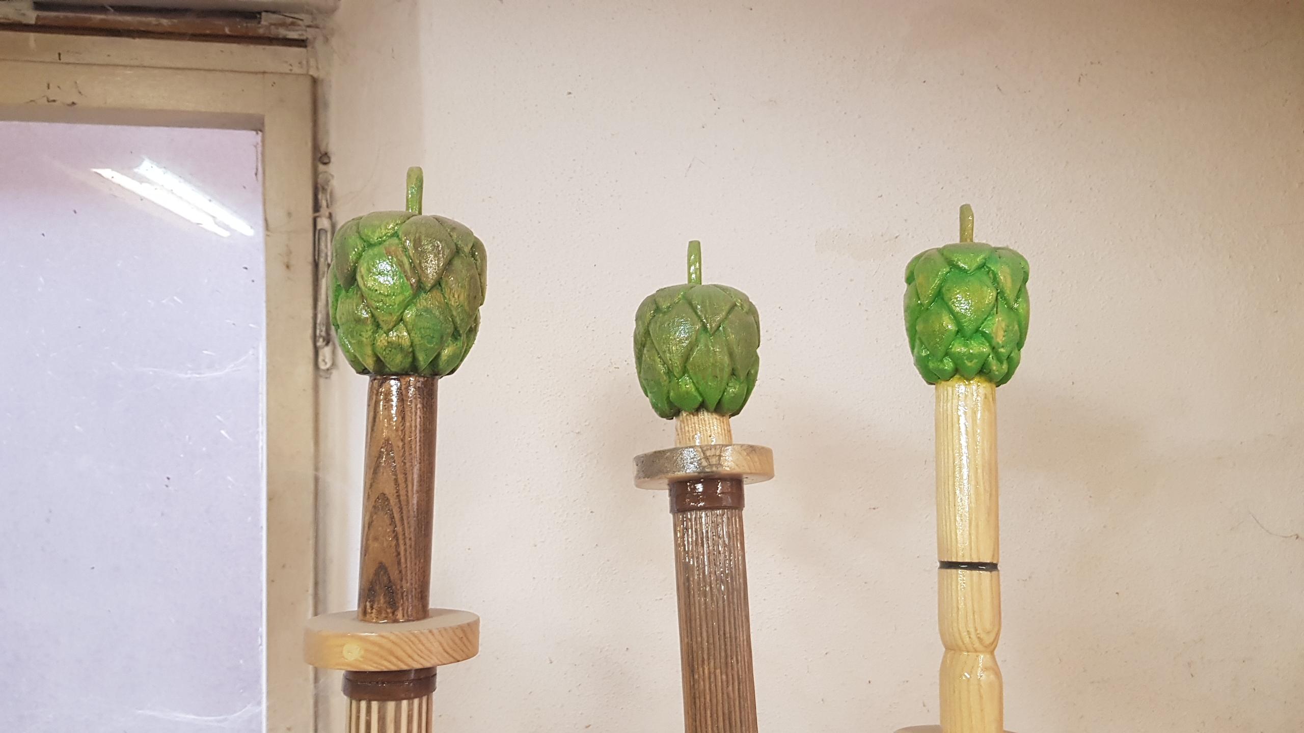 In der Werkstatt von Ulrich Hallmeyer: Hopfenzepter, kunstvoll aus Holz gefertigt.