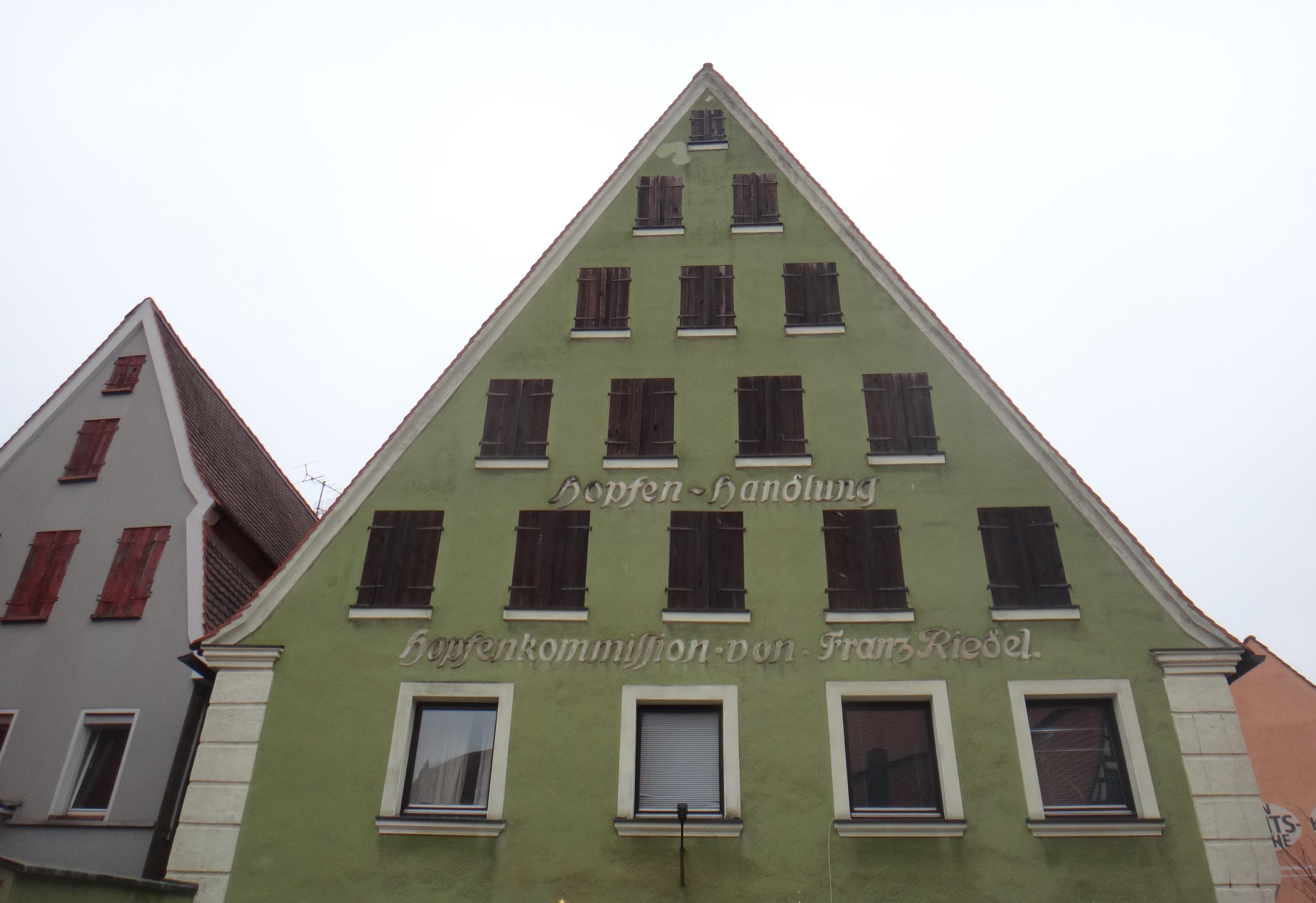 Pittoresk: Die Hopfenhäuser mit ihren spitzen Giebeln prägen das Stadtbild.