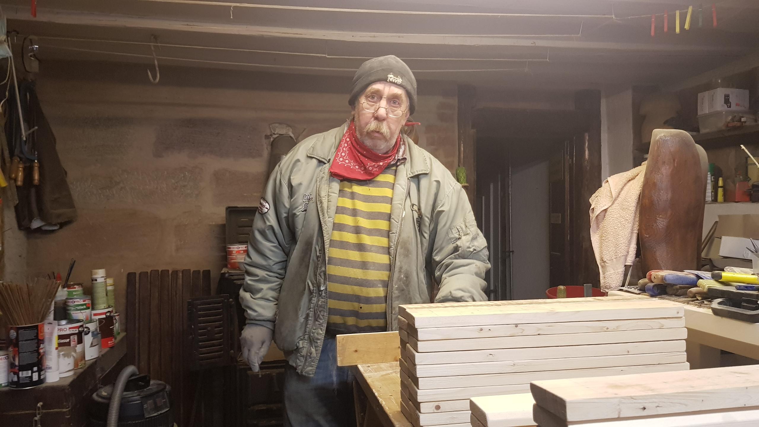 Er hat sich einen Lebenstraum erfüllt: Ulrich Hallmeyer in seiner Werkstatt in der Gänsgasse.