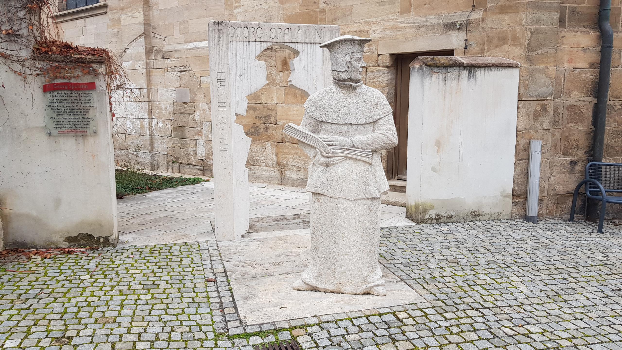 Der berühmte Sohn der Stadt benannte sich nach ihr: Spalatin, ein Mitstreiter Martin Luthers. Ihm haben sie neben der Kirche ein Denkmal gesetzt.