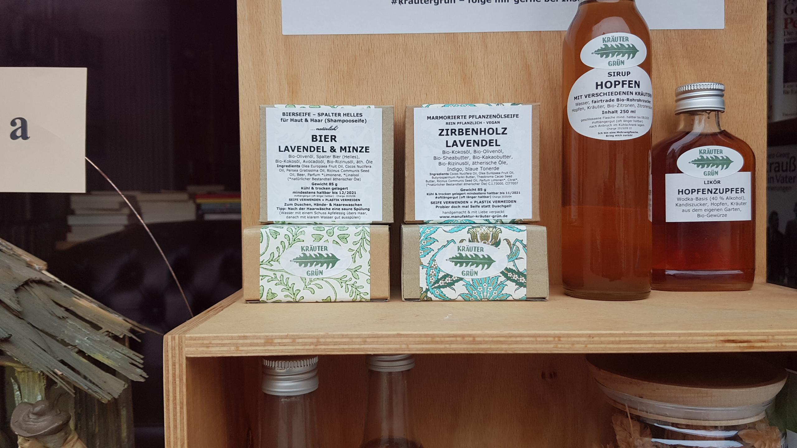 Hopfensirup und Hopfenseife - ein Schaufenster in der Hauptstraße. 