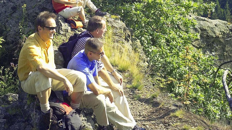Rast am „Hirschsprung“: Das Höllental im Frankenwald ist ein beliebtes Wanderziel. Der Sage nach haben sich an der Felsspitze hoch über dem Flüsschen Selbitz, wo heute eine weithin sichtbare Hirschfigur aus Holz steht, in frühen Zeiten des öfteren in die Enge getriebene Hirsche durch einen Sprung ins Tal zu retten versucht. Rast am „Hirschsprung“: Das Höllental im Frankenwald ist ein beliebtes Wanderziel. Der Sage nach haben sich an der Felsspitze hoch über dem Flüsschen Selbitz, wo heute eine weithin sichtbare Hirschfigur aus Holz steht, in frühen Zeiten des öfteren in die Enge getriebene Hirsche durch einen Sprung ins Tal zu retten versucht.