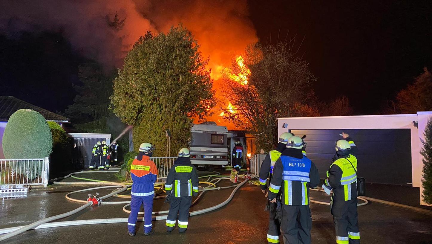Die Flammen waren kilometerweit sichtbar. Die Flammen waren kilometerweit sichtbar.