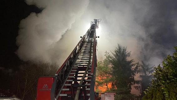 Mit einer Drehleiter löschte die Feuerwehr die Flammen - das Gebäude war jedoch schwer zugänglich für die Retter. 