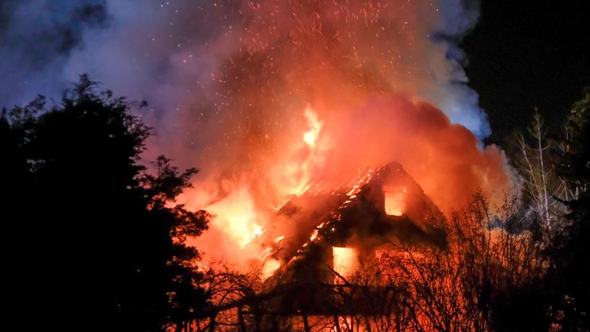 Meterhohe Flammen: Großfeuer brach in Großgründlach aus