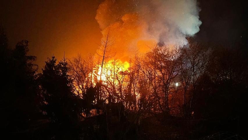 Meterhohe Flammen: Großfeuer brach in Großgründlach aus
