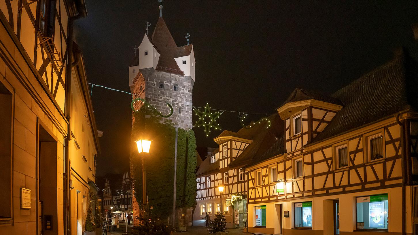 Ein neues Lichtkonzept für historische Gebäude entwirft die Stadt Herzogenaurach. Dazu zählt auch eine neue Beleuchtung für die Stadttürme - hier im Winter 2020.
